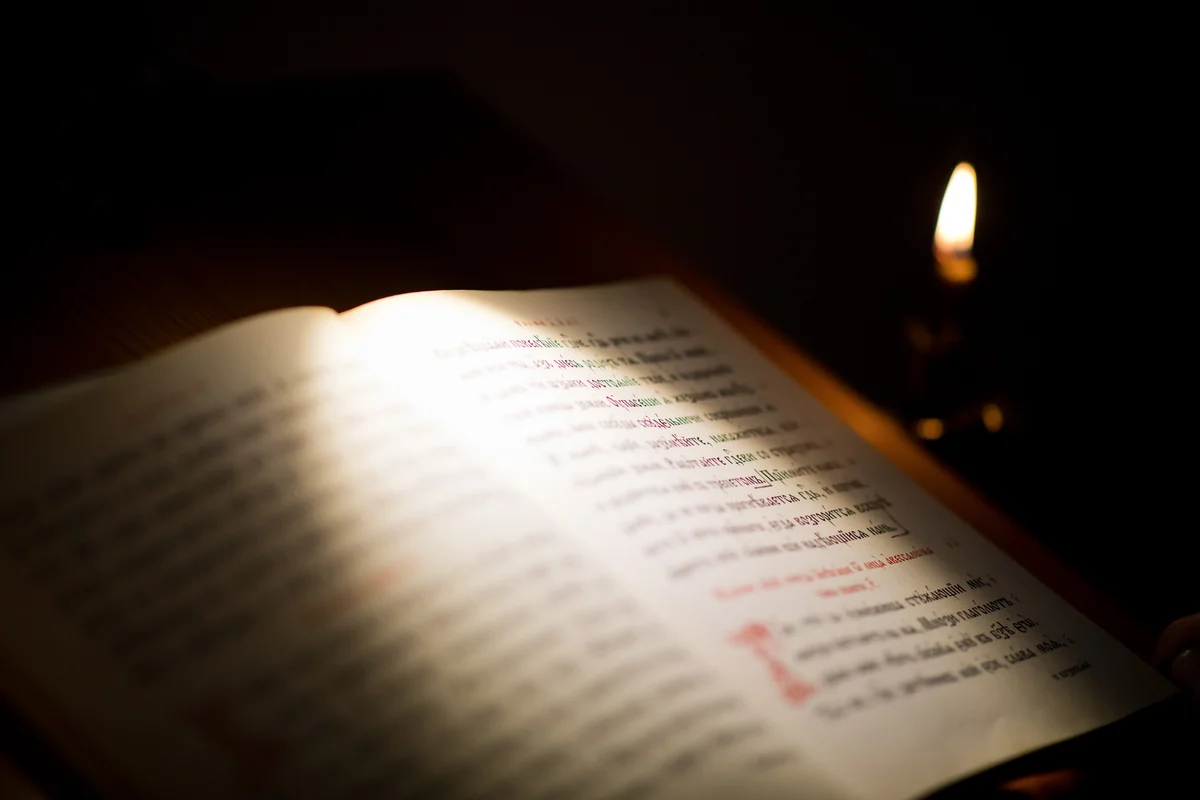 7 кафизма псалтири читать. Псалтирь свеча. Псалом 20. Свеча и молитвослов. Как понять ночная Псалтирь в монастырях.